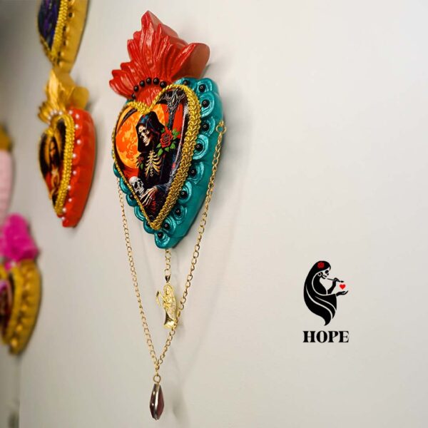 Corazón Santa Muerte Protección + Dije dorado y Gema Roja