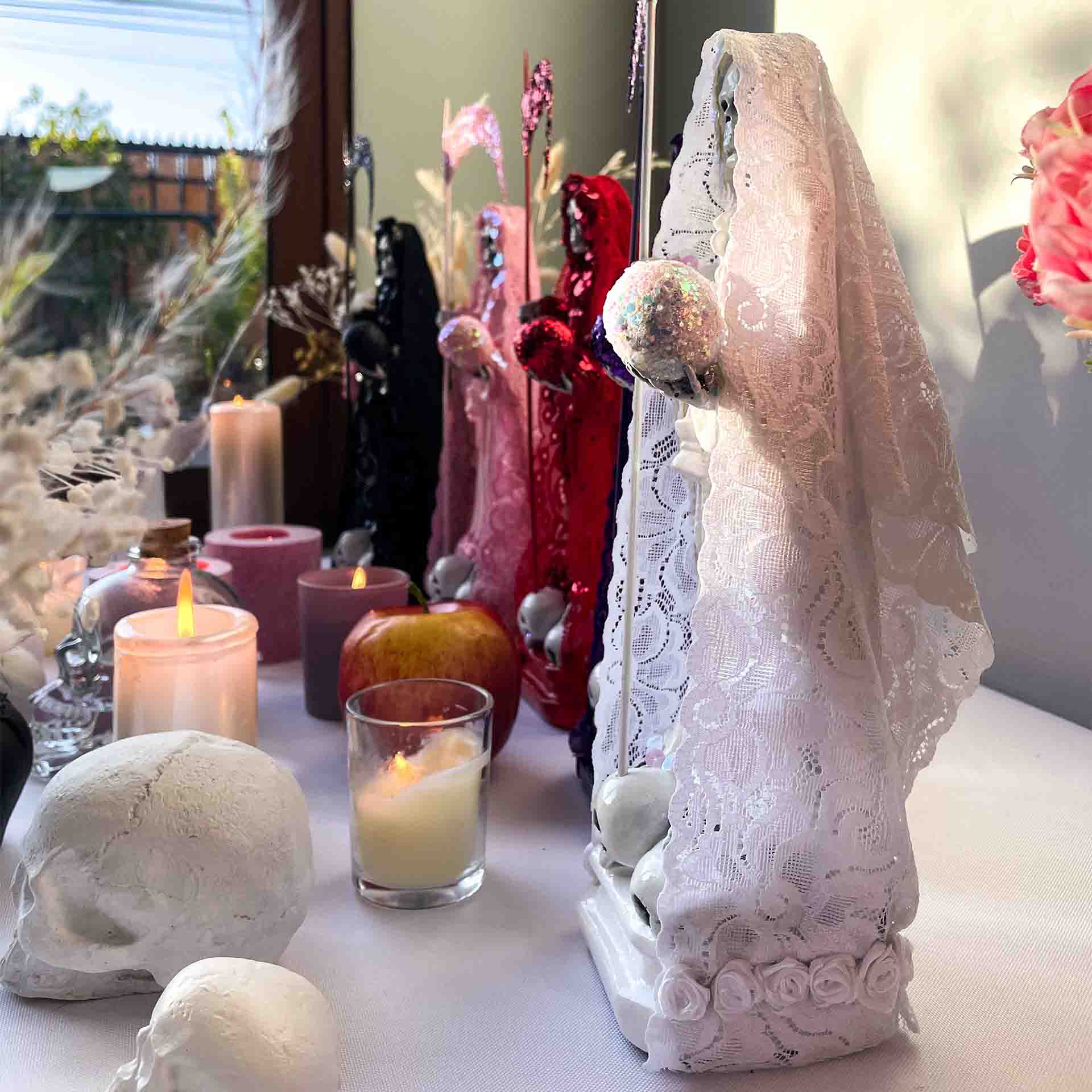 Santa Muerte La Niña Blanca - Paz y limpieza espiritual 30cm - Imagen 3