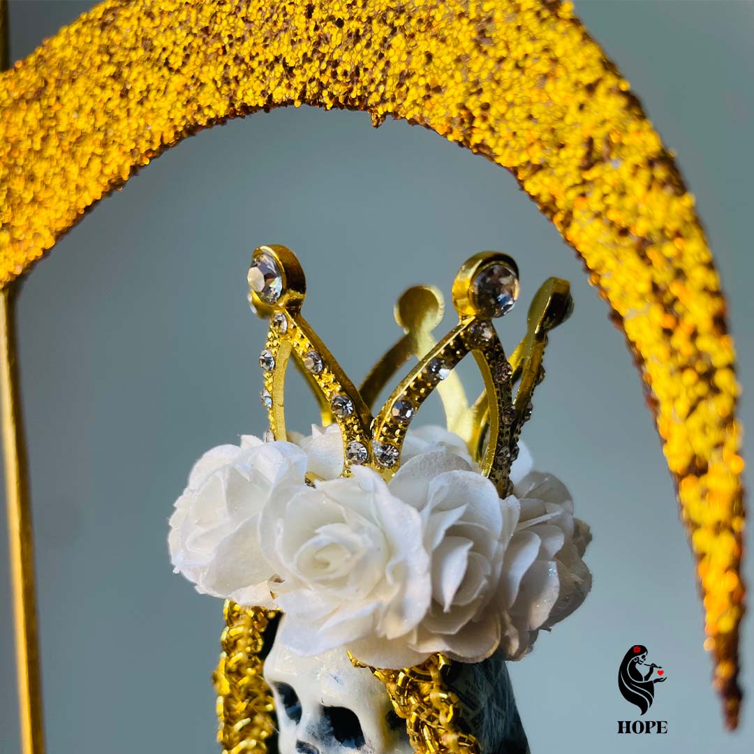 Santa Muerte Premium Dorada y Dolares - Abundancia, Exito, Estabilidad en 30cm - Imagen 6